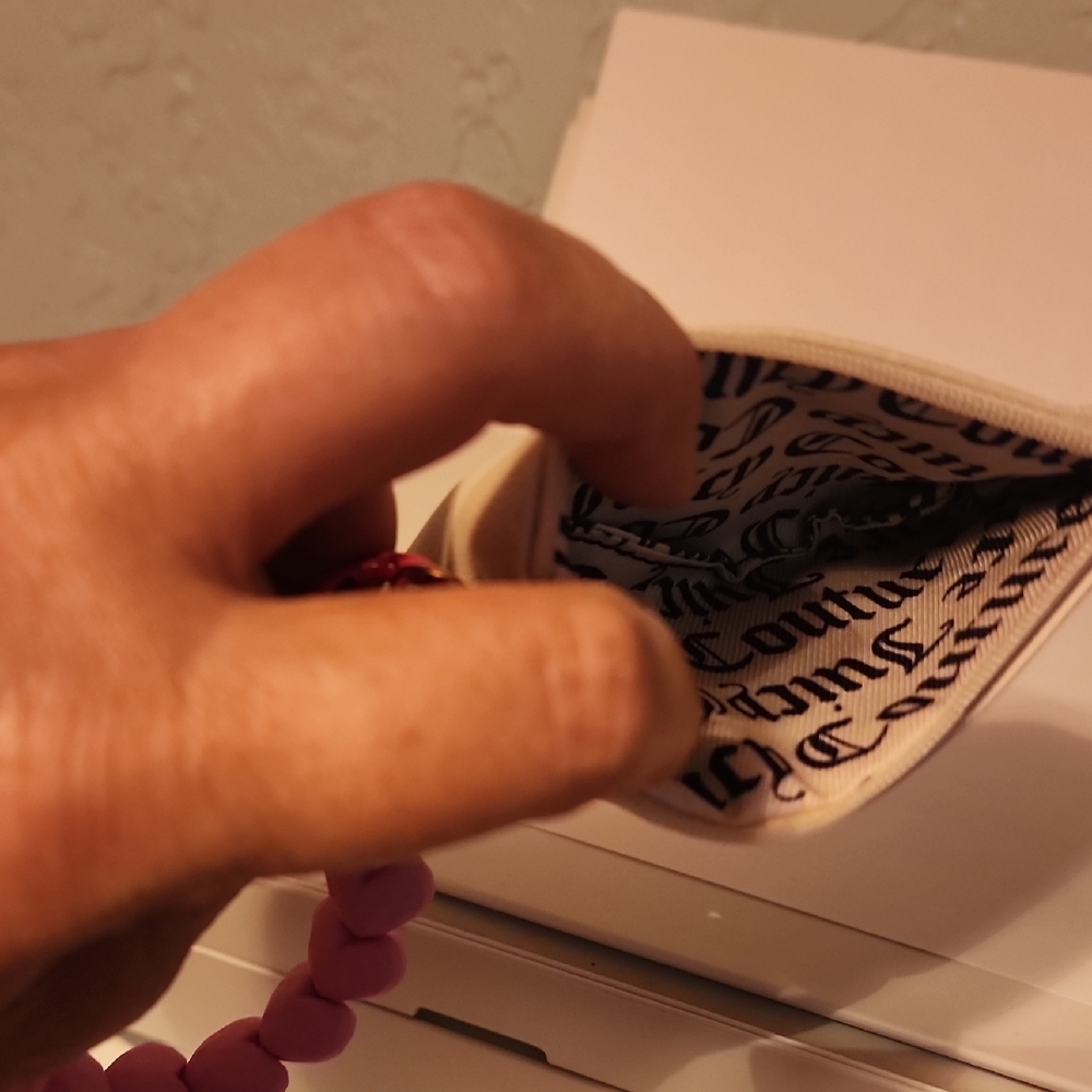 Juicy Couture Cream Pouch with Pink Heart Chain - Picture 4 of 4